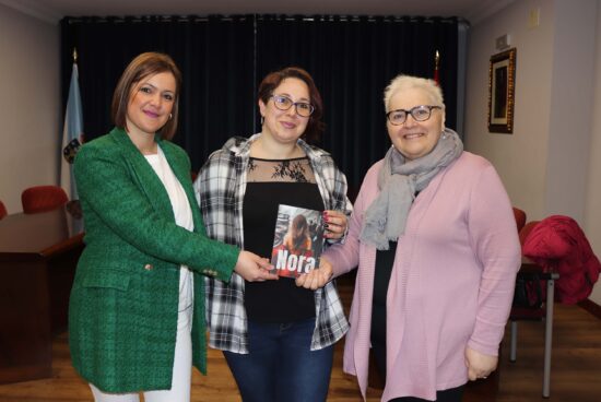 A lousamiá Lucía Rodríguez Figueira presenta este sábado o seu primeiro libro, “Nora”, na Casa da Cultura de Lousame